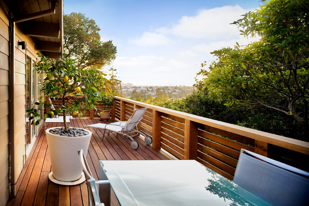 Inspiration for a small contemporary side yard deck remodel in San Francisco