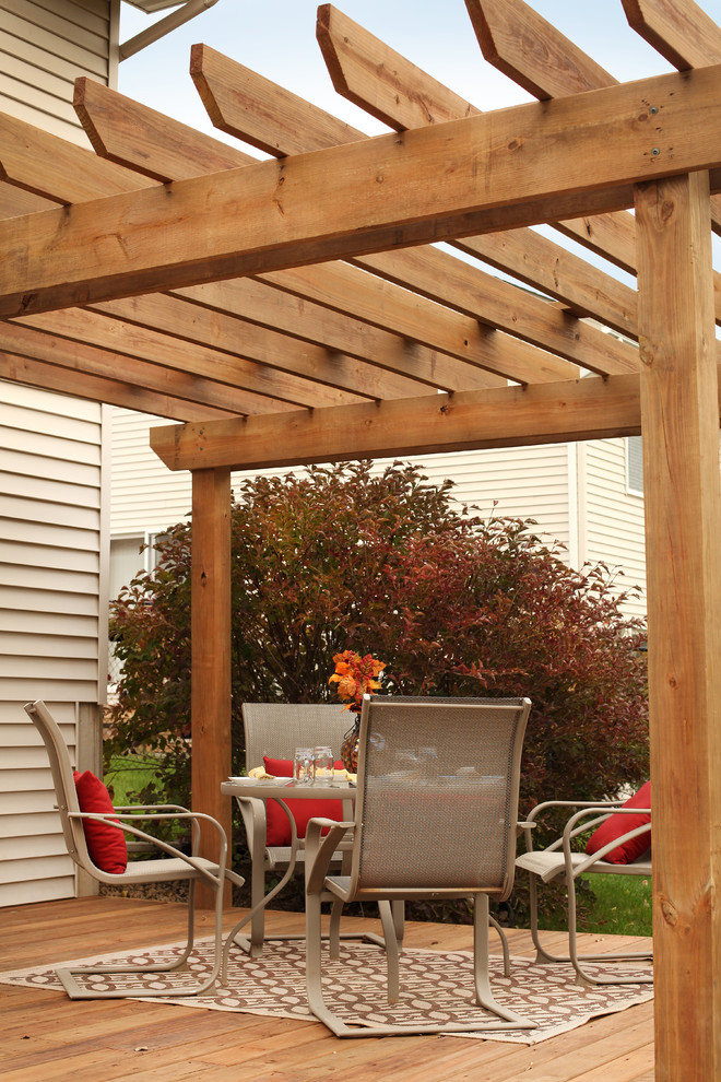 Foto de terraza de tamaño medio en patio trasero con pérgola