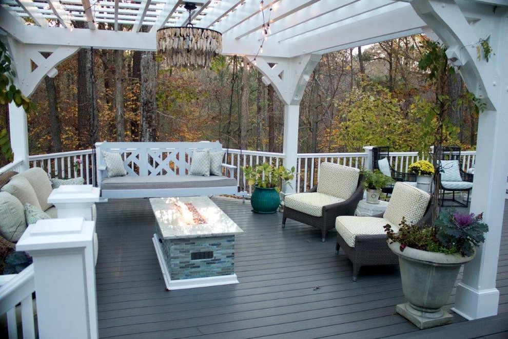 Diseño de terraza clásica de tamaño medio en patio trasero con brasero y pérgola