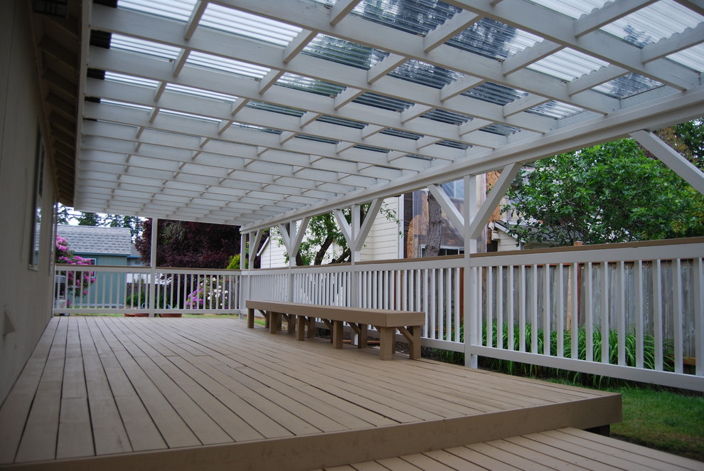 Diseño de terraza marinera grande en patio trasero con pérgola