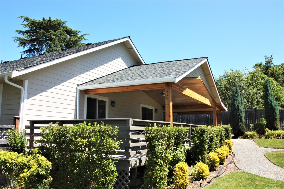 Foto di una terrazza stile americano di medie dimensioni e dietro casa con un tetto a sbalzo