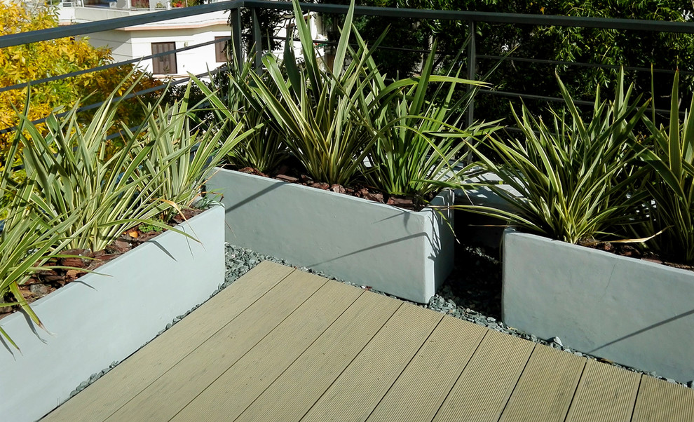 Exemple d'un toit terrasse tendance de taille moyenne.