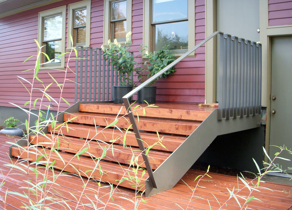 Пример оригинального дизайна: терраса среднего размера на заднем дворе в стиле модернизм без защиты от солнца