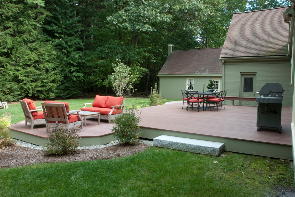 Idée de décoration pour une terrasse arrière tradition de taille moyenne avec une cuisine d'été et aucune couverture.