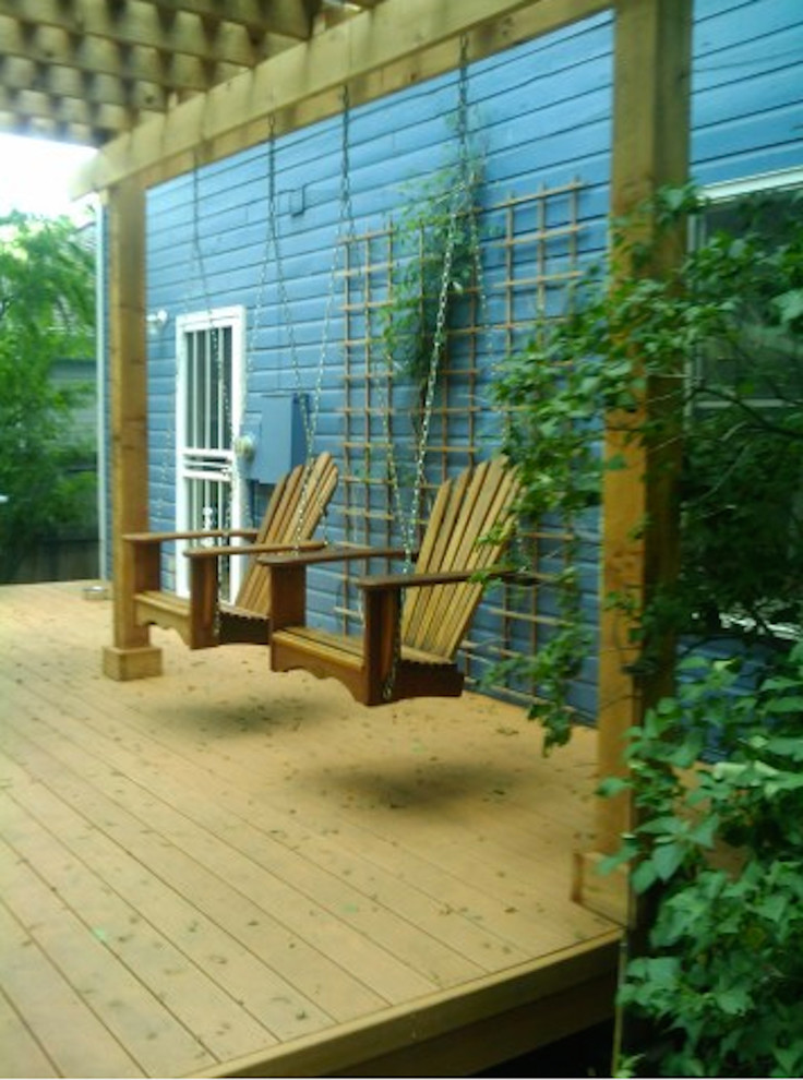 Deck w chair swings, pergola Terraza y balcón Dénver de Outer