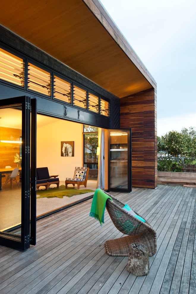 Example of a trendy deck design in Auckland