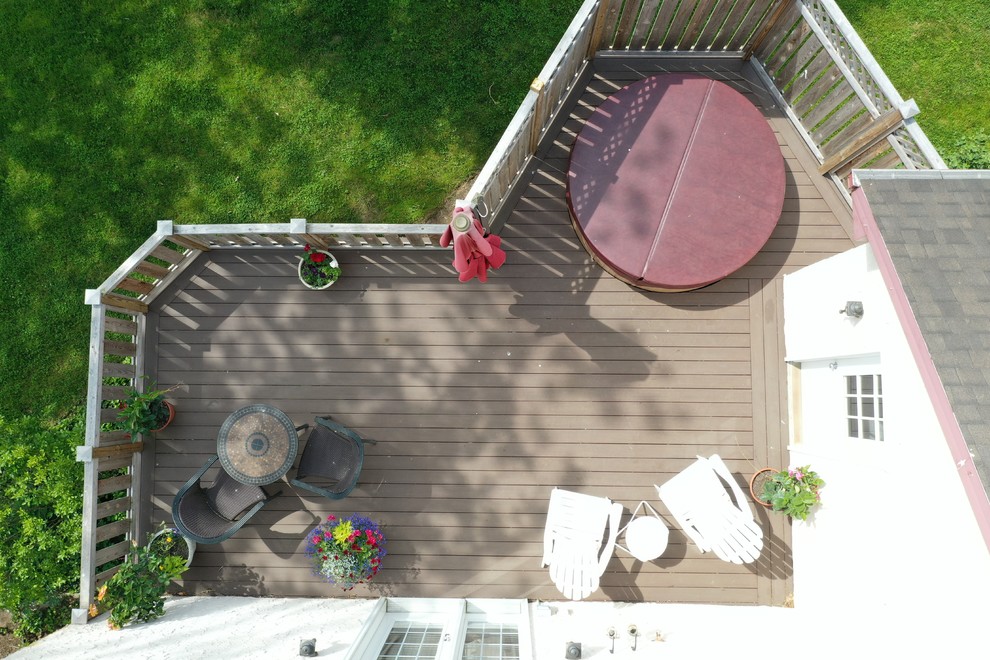 Idéer för en liten lantlig terrass på baksidan av huset