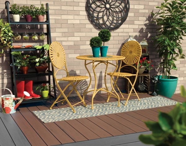 Ejemplo de terraza minimalista de tamaño medio en patio trasero con jardín vertical