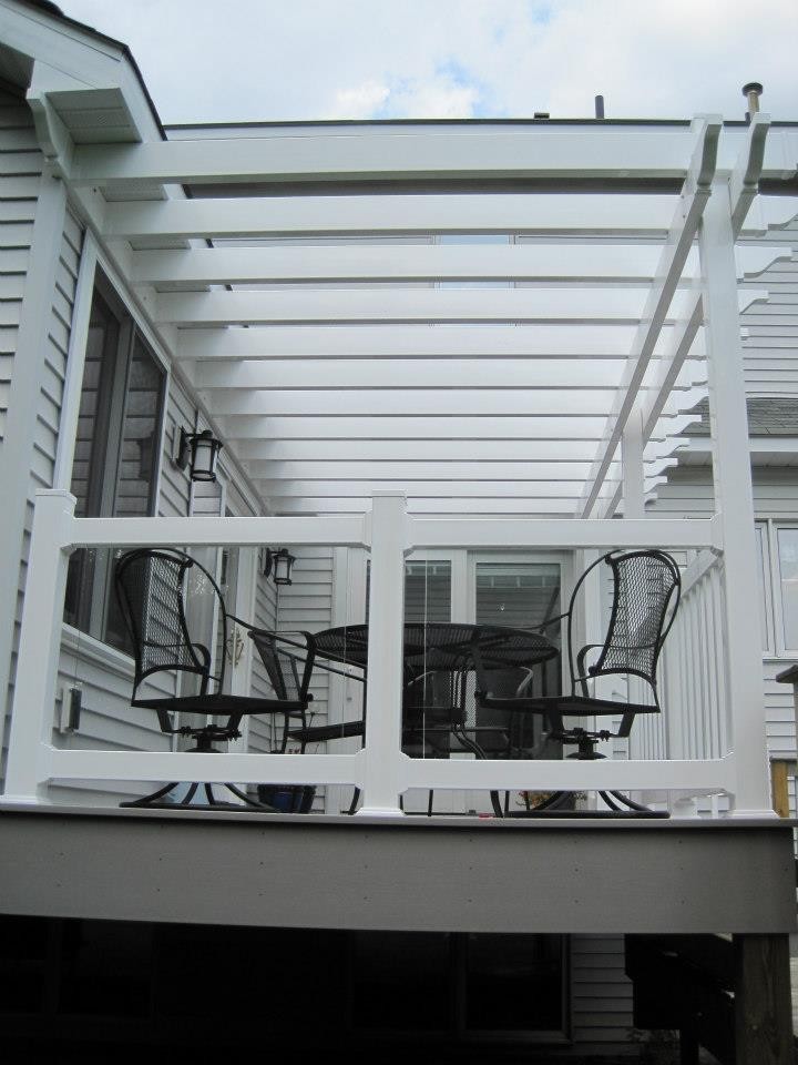 Esempio di una terrazza minimal di medie dimensioni e dietro casa con una pergola