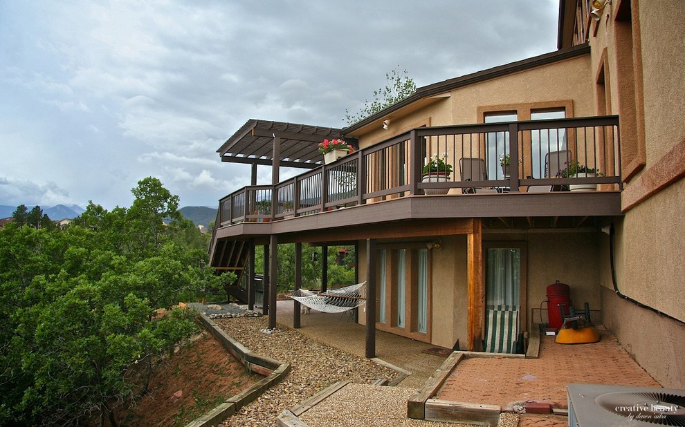 Immagine di una terrazza chic di medie dimensioni e dietro casa con una pergola