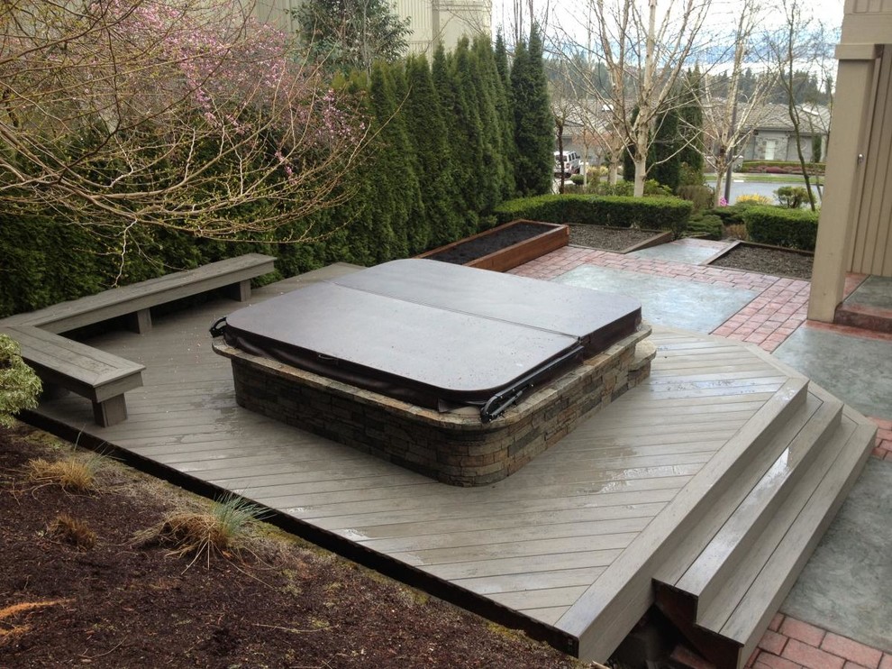 Mittelgroße, Unbedeckte Moderne Terrasse hinter dem Haus mit Wasserspiel in Seattle