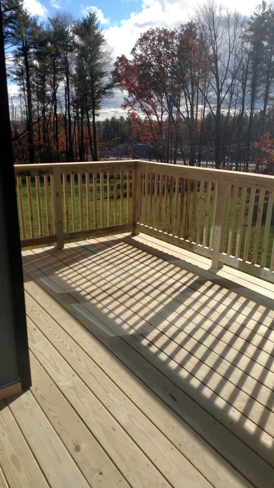Пример оригинального дизайна: терраса среднего размера на заднем дворе в классическом стиле без защиты от солнца