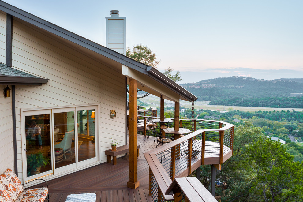 Inspiration pour une grande terrasse arrière traditionnelle avec une extension de toiture.