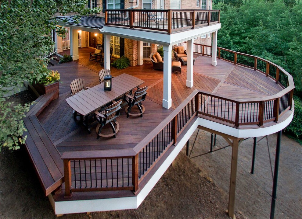 Imagen de terraza de estilo americano grande en patio trasero y anexo de casas con jardín de macetas