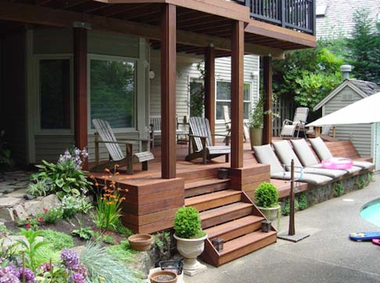 Aménagement d'une terrasse avec des plantes en pots arrière classique de taille moyenne avec une extension de toiture.