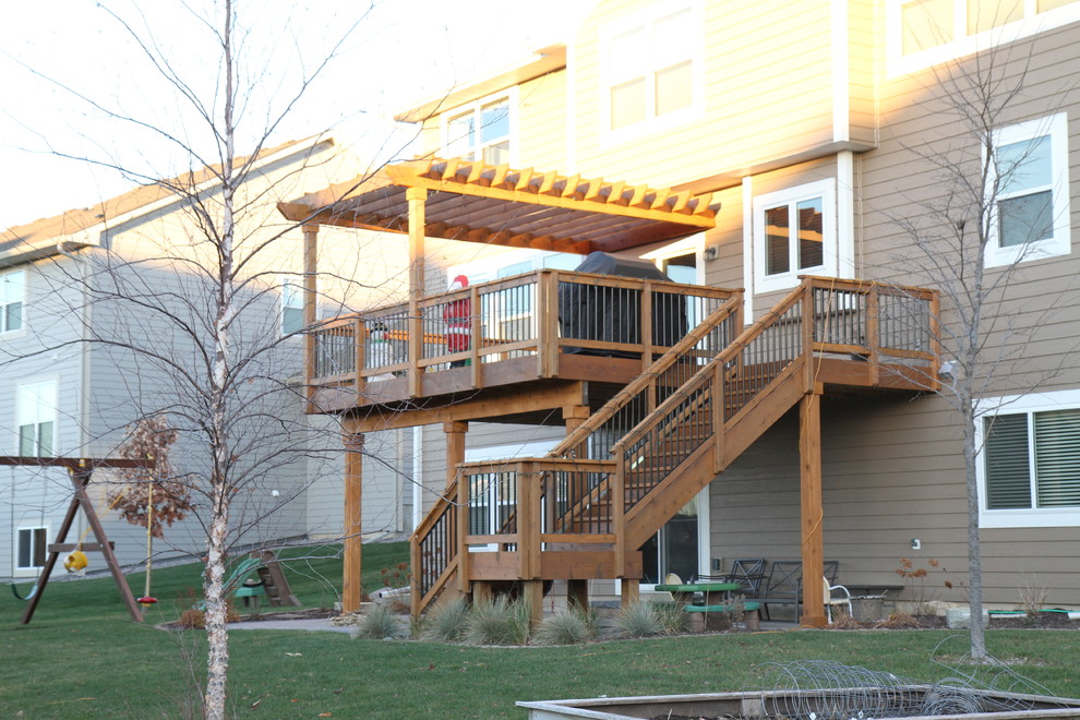 Стильный дизайн: терраса среднего размера на заднем дворе в классическом стиле без защиты от солнца - последний тренд