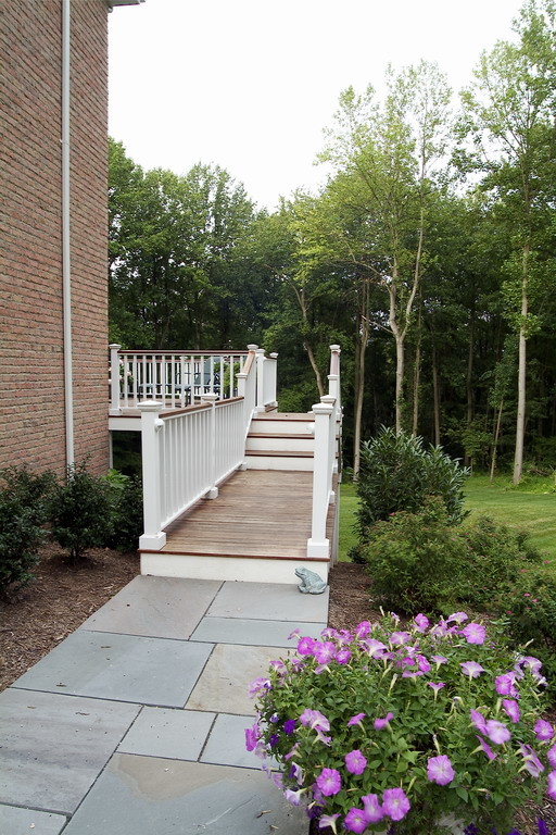 Immagine di una terrazza tradizionale di medie dimensioni e dietro casa