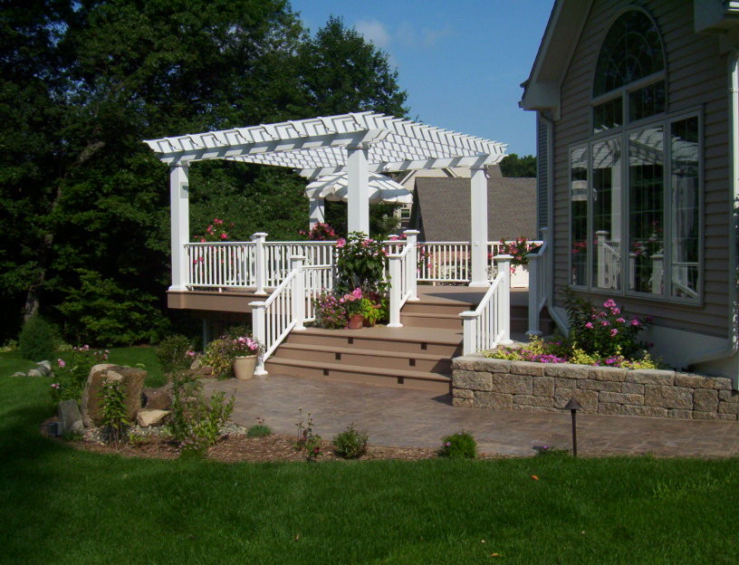 Modelo de terraza tradicional de tamaño medio en patio trasero con pérgola