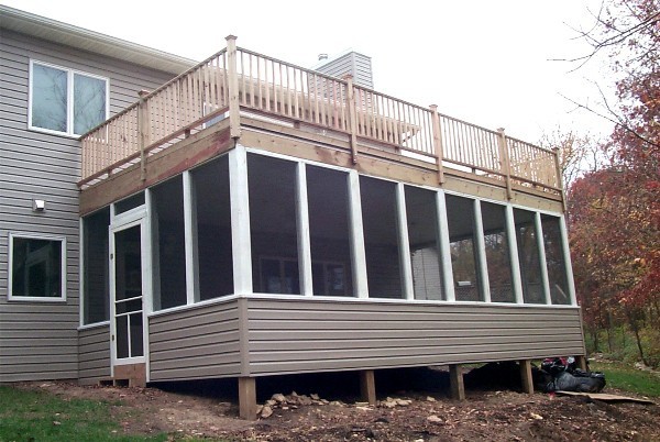 Пример оригинального дизайна: большая терраса на заднем дворе в стиле неоклассика (современная классика) без защиты от солнца