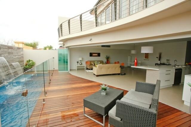 Modelo de terraza minimalista de tamaño medio en patio trasero con cocina exterior