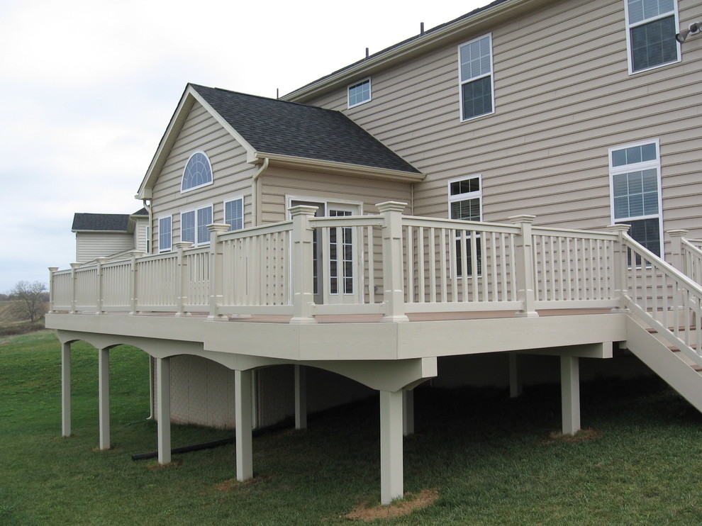 Modelo de terraza clásica de tamaño medio sin cubierta en patio trasero