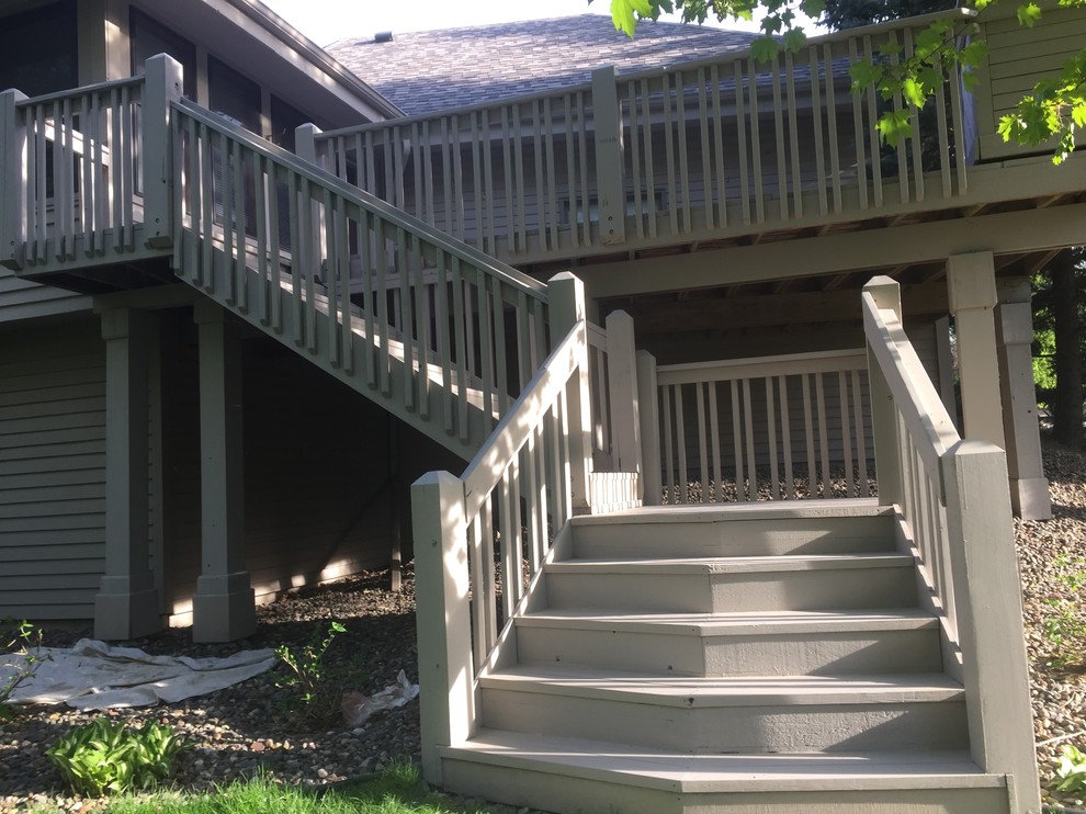 Пример оригинального дизайна: терраса среднего размера на заднем дворе в классическом стиле без защиты от солнца
