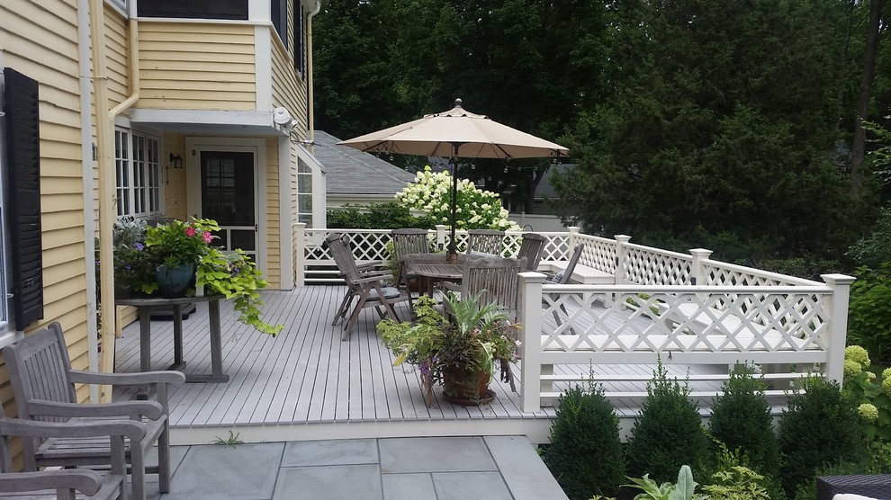 Ejemplo de terraza de estilo americano de tamaño medio sin cubierta en patio trasero