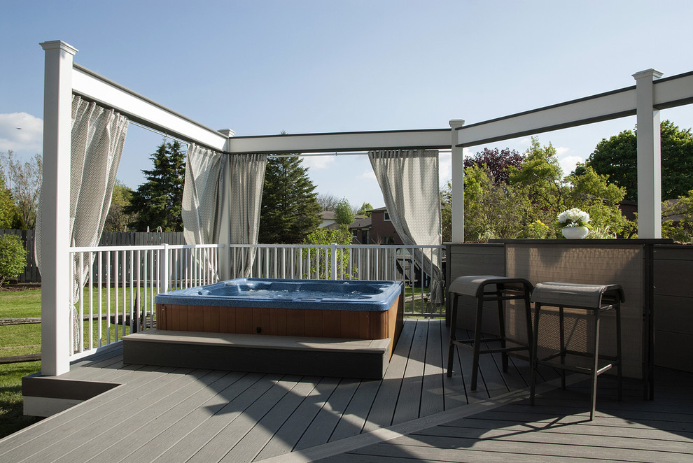 Mittelgroße, Unbedeckte Moderne Terrasse hinter dem Haus mit Outdoor-Küche in Toronto