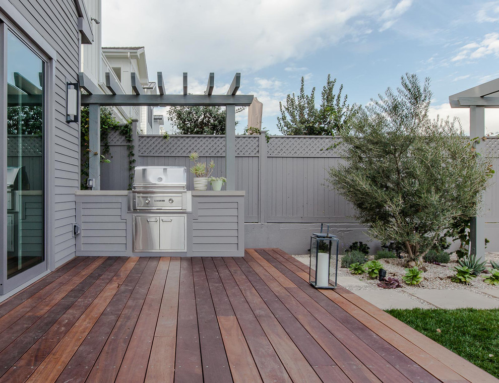 Idee per una terrazza design di medie dimensioni e dietro casa con una pergola
