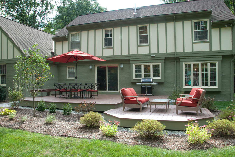 Foto de terraza clásica de tamaño medio sin cubierta en patio trasero con cocina exterior