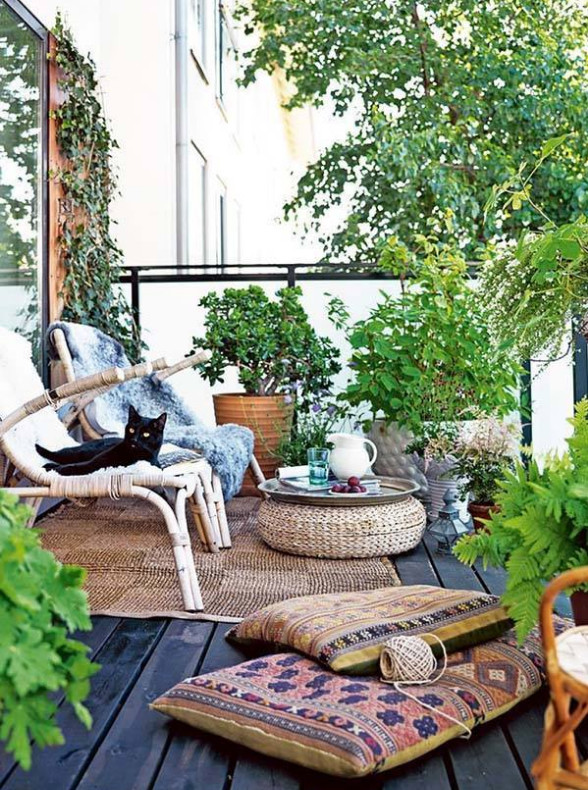 Свежая идея для дизайна: маленькая терраса на заднем дворе в современном стиле без защиты от солнца для на участке и в саду - отличное фото интерьера