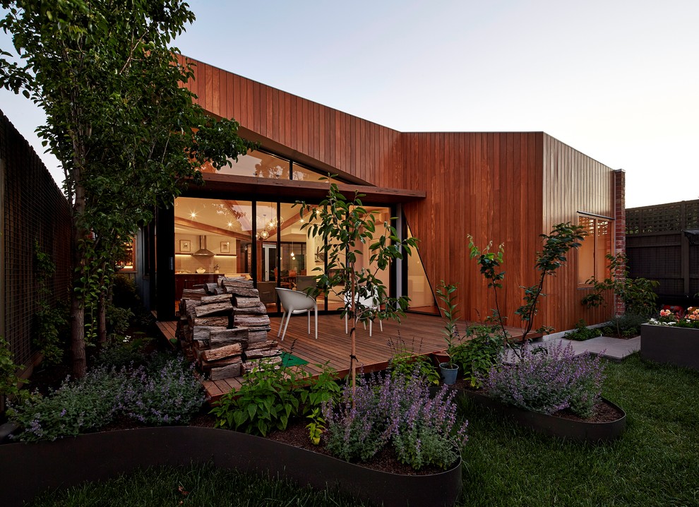 Unbedeckte Moderne Terrasse hinter dem Haus mit Kübelpflanzen in Melbourne