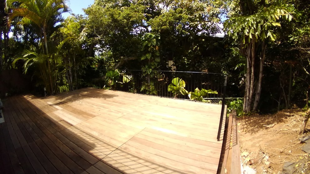 Idee per una terrazza tropicale di medie dimensioni e dietro casa con nessuna copertura