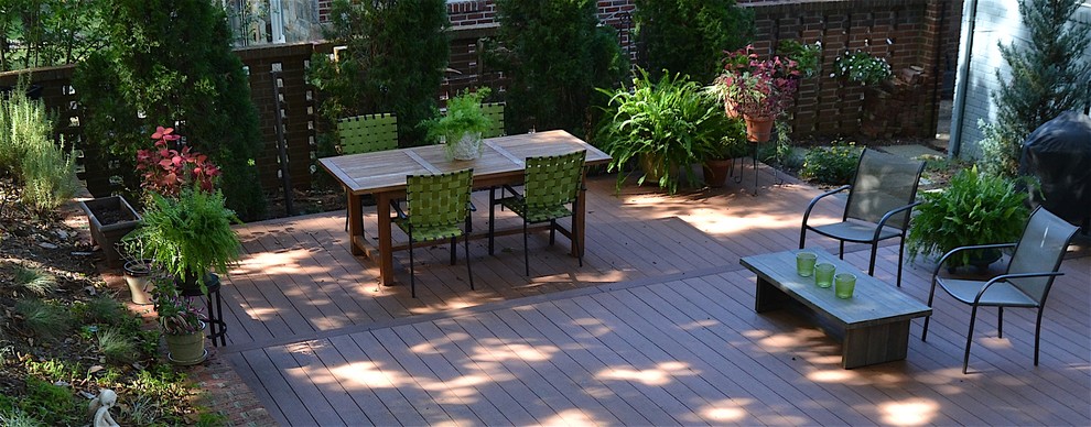 Ejemplo de terraza clásica renovada de tamaño medio sin cubierta en patio trasero con brasero