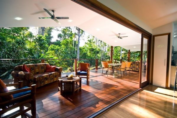 Idee per una terrazza tropicale dietro casa con un tetto a sbalzo