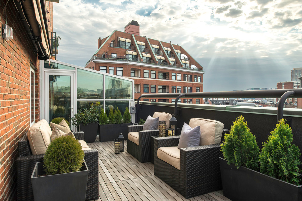 Diseño de terraza clásica renovada de tamaño medio sin cubierta en azotea con jardín de macetas