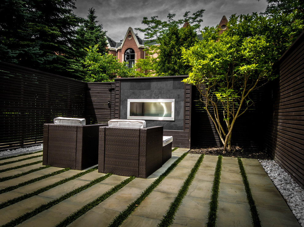 Mittelgroße, Unbedeckte Moderne Terrasse hinter dem Haus mit Feuerstelle in Toronto