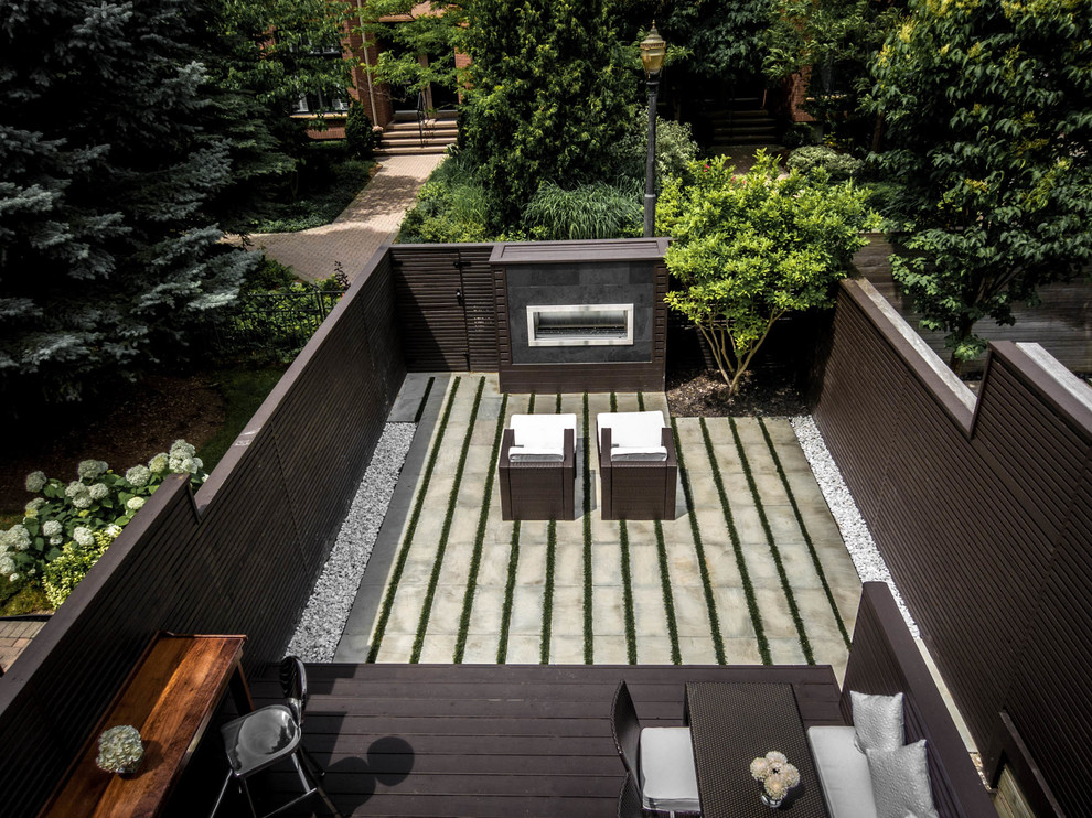 Ejemplo de terraza actual de tamaño medio sin cubierta en patio trasero con brasero