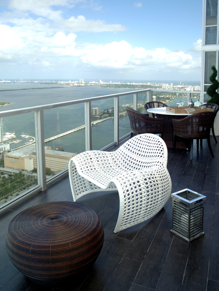 Example of a trendy deck design in Miami