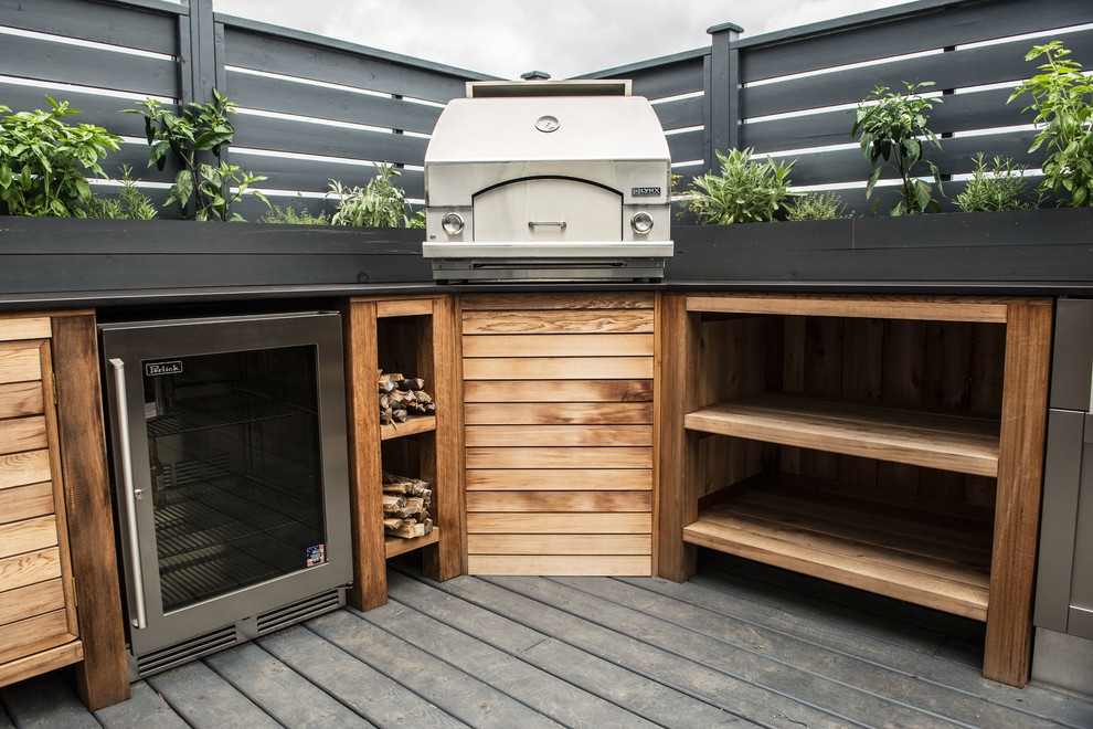 Exemple d'une grande terrasse arrière tendance avec une cuisine d'été et aucune couverture.