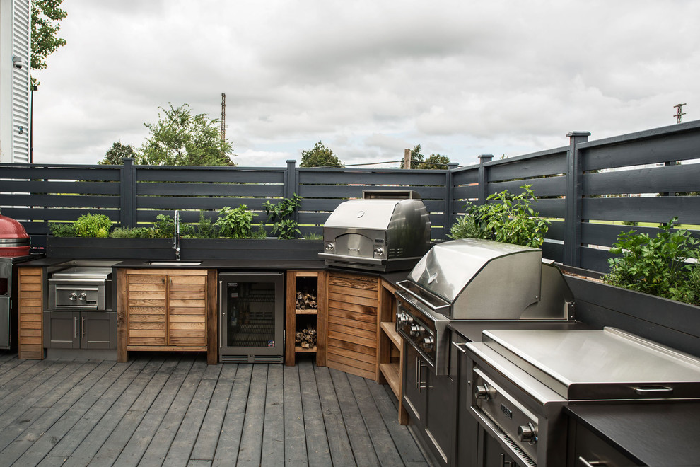 Idées déco pour une grande terrasse arrière contemporaine avec une cuisine d'été et aucune couverture.