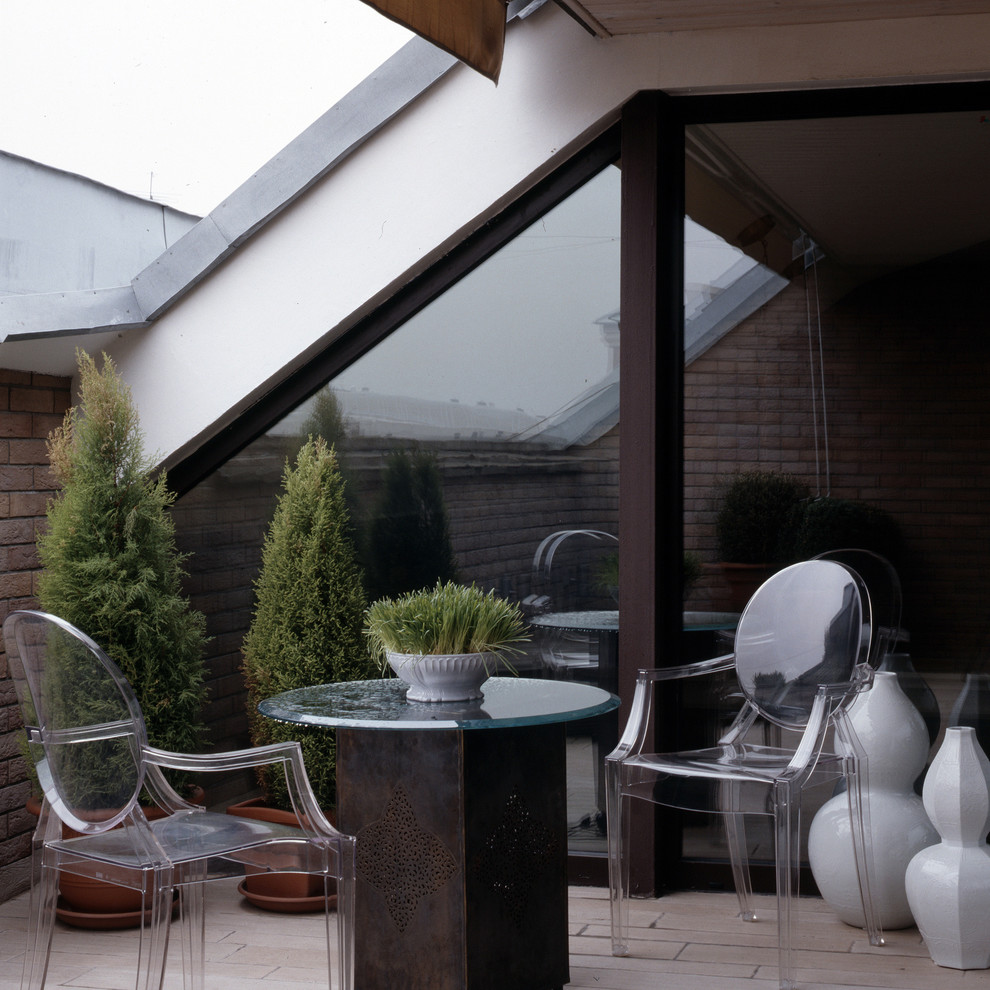 Идея дизайна: маленькая терраса на крыше, на крыше в современном стиле с растениями в контейнерах и навесом для на участке и в саду