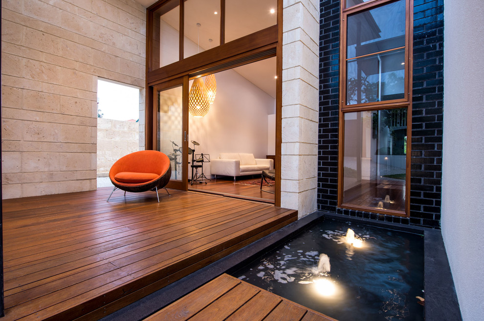 Mittelgroße, Überdachte Moderne Terrasse hinter dem Haus mit Wasserspiel in Perth