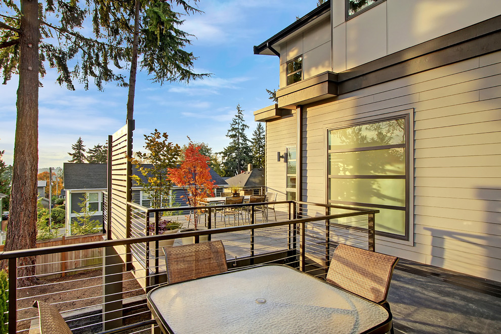 Diseño de terraza contemporánea de tamaño medio sin cubierta en patio trasero