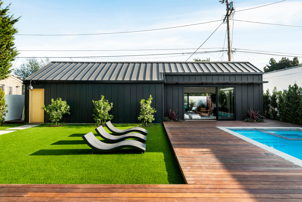 Ispirazione per un'ampia terrazza stile marinaro dietro casa con nessuna copertura