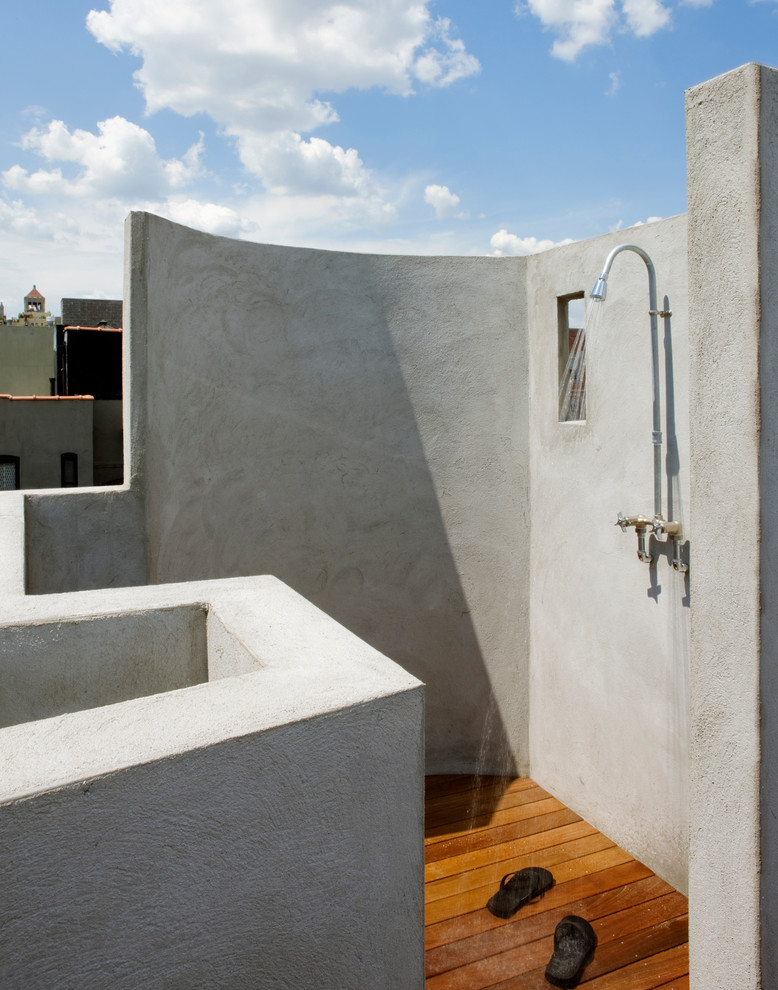 Foto de terraza moderna con ducha exterior