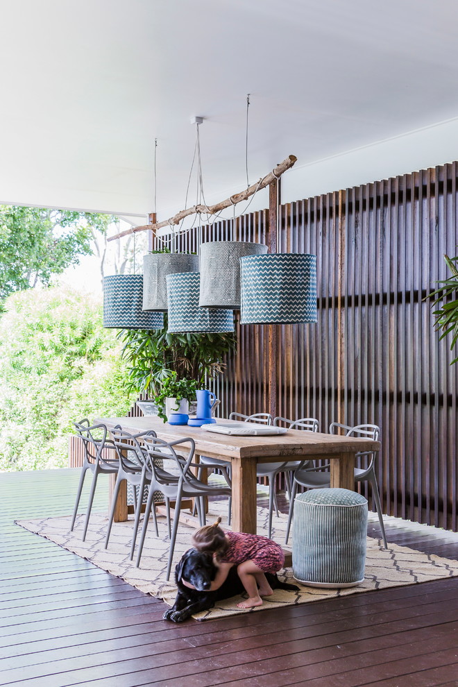 Diseño de terraza actual de tamaño medio en anexo de casas