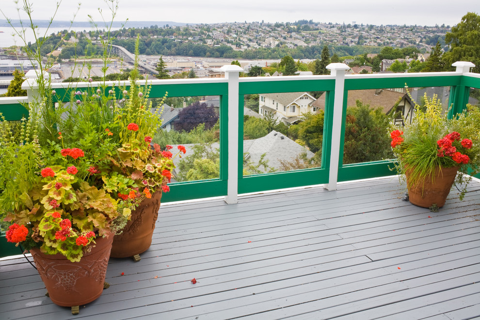 Aménagement d'une terrasse avec des plantes en pots éclectique.