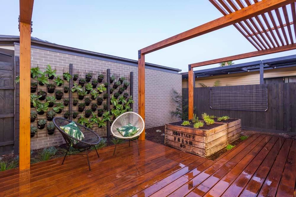 Modelo de terraza costera de tamaño medio sin cubierta en patio lateral con jardín de macetas