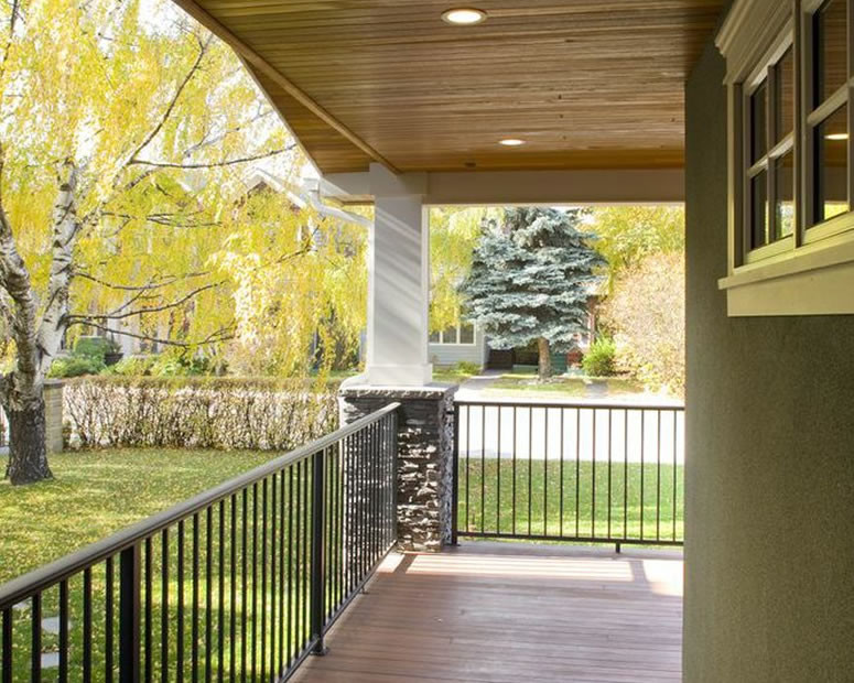 Example of an eclectic deck design in Calgary